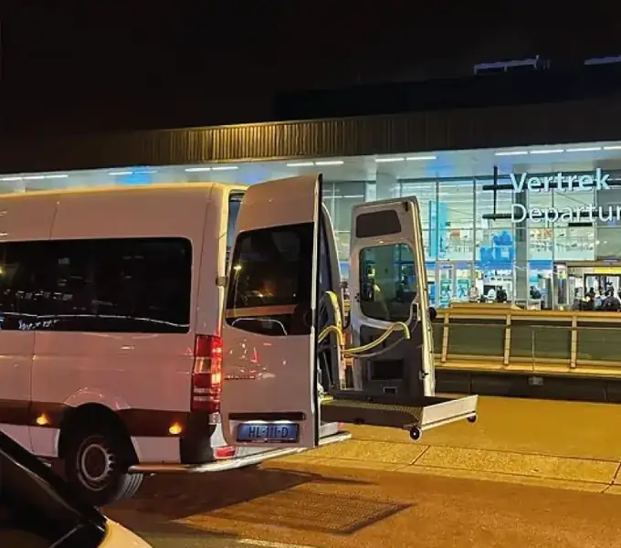 Rolstoelbus bij Schiphol voor reizigers uit Rotterdam